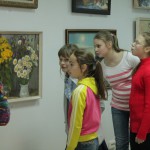 Первыми посетителями выставки сатли воспитанники Детской художественной школы. Фото: Константин Бобылев, "Глобус".