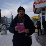 Пенсионер Виктор Котенков специально пришел в субботний день у центральному гастроному - за каталогом "Ваш гид".