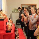 Первыми посетителями выставки стали воспитанники Детской художественной школы. Фото: Константин Бобылев, "Глобус".