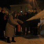 Сразу после эвакуации, была проведена проверка умений сотрудников дома-школы обращаться с огнетушителем. Фото: Константин Бобылев, "Глобус".