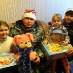 Кинологи полиции Серова поздравили с Новым годом семью Соловьевых, чья квартира пострадала от пожара в доме № 37 по улице Кирова: 