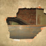 Пробивая стену, злоумышленники попадали из одного гаража в другой. Фото: полиция Серова