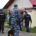 Служебная собака прослежовала по следам злоумышленников в поселок Энрегетиков. Фото: полиция Серова