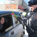 8 марта в Серове инспекторы ГИБДД дарили женщинам - водительницам цветы. Все фото: полиция Серова.