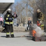 Кадеты класса МЧС продемонстрировали первичные средства пожаротушения на практике. Фото: Константин Бобылев, "Глобус".