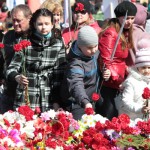Акция завершилась возложением цветов к мемориалу. Фото: Константин Бобылев, "Глобус".