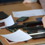 Все телефоны и другие личные вещи экзаменуемые оставляют в спортзале. Фото: Константин Бобылев, "Глобус".