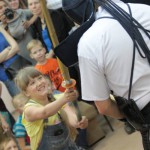 Юные зрители получили возможность воспользоваться бамбуковым мечом (сипай). Фото: Константин Бобылев, "Глобус".