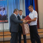 Руководитель Серовского завода ферросплавов Валерий Фадеев вручает подарок начальнику ГИБДД Серова.