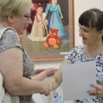 Для каждого участника выставки было заготовлено Благодарственное письмо и сувениры с символикой музея. Фото: Константин Бобылев, "Глобус".