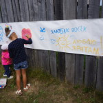 Дети пишут пожелание любимому поселку.