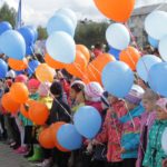 Ребята пришлина площадь с воздушными шарами в руках. шары под свет фагов образовательных учреждений. Фото: Константин Бобылев, "Глобус".