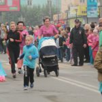 Участник забега в детской коляске. Фото: Константин Бобылев, "Глобус"