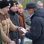 Каждому призывнику вручили буклет с полезной информацией. Фото: Константин Бобылев, "Глобус".