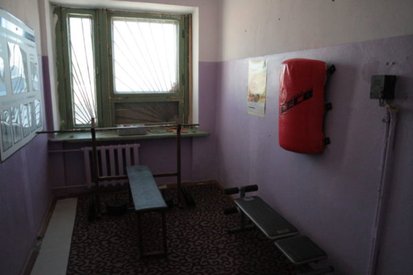 Импровизированный тренажерный зал.