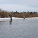 Рыбаки в своей охоте готовы выйти даже на самый слабы первый лед, в итоге -- проваливаются, а то и гибнут. Фото: архив "Глобуса".