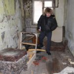 Павел Мякишев в одной из заброшенных комнат общежития. Фото: Константин Бобылев. "Глобус".