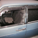 Злоумышленники разбили окно. Фото: полиция Серова