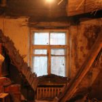 В одной из комнат общежития по Центральной провалился потолок. Фото: Алексей Пасынков, "Глобус"