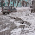 Снежный накат на отремонтированной дороге по улице Луначарского