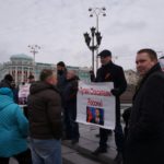 Тут же на площади митинговали активисты, выставившие плакаты «за Путина» и призвавшие к борьбе с нацпредателями.