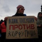 Люди стояли с плакатами, призывающие власти официально отреагировать на обвинения в коррупции, которые прозвучали в адрес российского премьер-министра Дмитрия Медведева в фильме «Он вам не Димон».