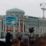 Звучали политические лозунги, призывавшие, в частности, к расследованию фактов, изложенных в фильме ФБК, а также отставке Дмитрия Медведева.