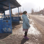 Елена Чеботарева ждет нелюбимый автобус. Фото: Алексей Пасынков, газета “Глобус”.