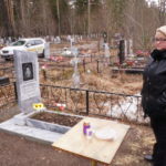 Надежда Никифирова с досадой смотрит на то что делается вокруг могилы ее родителей. Фото: Михаил Бобков, газета "Глобус"