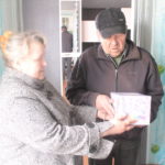 Валентина Александровна передает деньги в запечатанной коробке. Фото: Константин Бобылев, "Глобус".