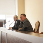И.о. сити-менеджера Серова Вячеслав Семаков и Сергей Турков (справа). Фото: Михаил Бобков, “Глобус”.