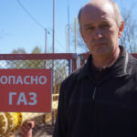 Сергей Данилов хочет, чтобы в его дом и дома его соседей пришел газ. Фото: Алексей Пасынков, “Глобус”.