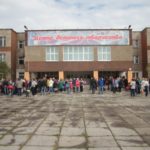 Сбор был назначен на площади перед Центром детского творчества. Фото: Константин Бобылев, "Глобус".