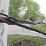 Оголенные провода провисли над тротуаром на перекрестке проспекта Серова и улицы Крупской. Фото: Константин Бобылев, "Глобус".