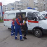 Водителю внедорожника понадобилась помощь врачей. Фото: Михаил Бобков, газета "Глобус".