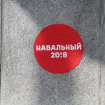 Наклейка появилась на постаменте памятника Ленину. Фото: Константин Бобылев, "Глобус".