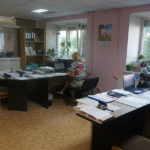 В офисе управляющей компании “Квартал” разгорелся спор из-за травы у дома. Фото: Алексей Пасынков, “Глобус”.