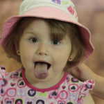 2-летняя Полина Пономарева неудачно упала и сильно прикусила язык. Фото: Константин Бобылев, "Глобус".