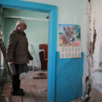 Хазия Салаватуллина показывает квартиру изк оторой перебралась 7 лет назад в соседнюю. Этой жить уже не возможно. В соседеней квартире полы поли волнами, трещины в стенах устраняют монтражной пеной. Фото: Константин Бобылев, "глобус".