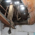 Потолок в одной из комнат рухнул. Фото: Константин Бобылев, “Глобус”.