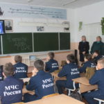 Ученикам рассказали историю создания Гражданской обороны, ее цели и задачи. Фото: Константин Бобылев, "Глобус".