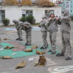Кадеты облачились в защитные костюмы Л-1. Фото: Константин Бобылев, "Глобус".
