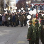 "День белых журавлей" на площади у центра досуга "Родина". Фото: Мария Чекарова, "Глобус".