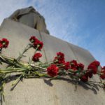 Все принесенные цветы привязали к постаменту памятника. Фото: Константин Бобылев, "Глобус".