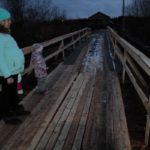 Даже невооруженным взглядом видно, что отремонтированный участок моста провисает. Дети боятся ходить по мосту, говорят, что он “ходуном ходит”. Фото: Константин Бобылев, “Глобус”
