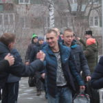 После окончания официальной части, юноши проследовали в автобусы, которые доставят их  на областной сборочный пункт. Фото: Константин Бобылев, "Глобус".