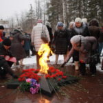 Возложение цветов к Вечному огню. Фото: Мария Чекарова, "Глобус".