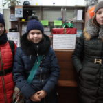 Вика, Алиса и Полина - ученицы школы №14. Фото: Константин Бобылев. "Глобус".