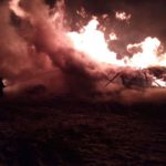 В Серове горят отходы деревообработки. Пожарные отстаивают здания, расположенные неподалеку