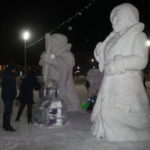 Между Дедом Морозом и Снегурочкой стоит копилка для Евы-Софии Савчук. Фото: Мария Чекарова, "Глобус".